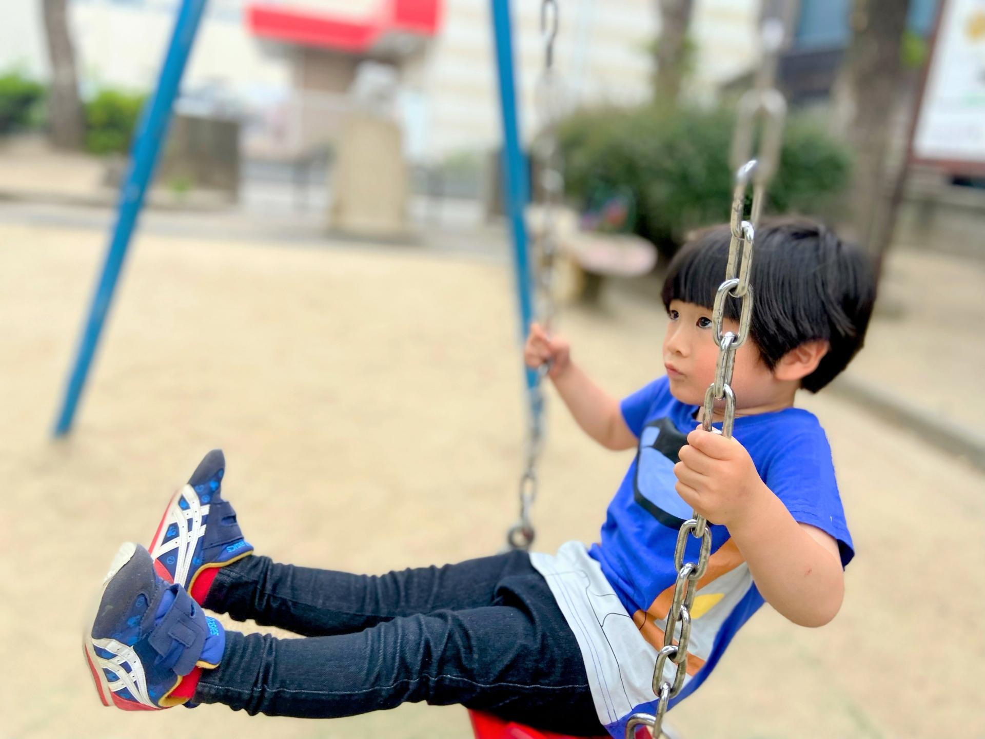 ブランコに乗る子供